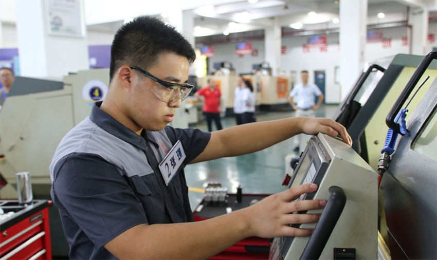 中国·MK体育（恩波利）官方网站17岁小将夺得株洲市“技能天下”数控车工决赛冠军