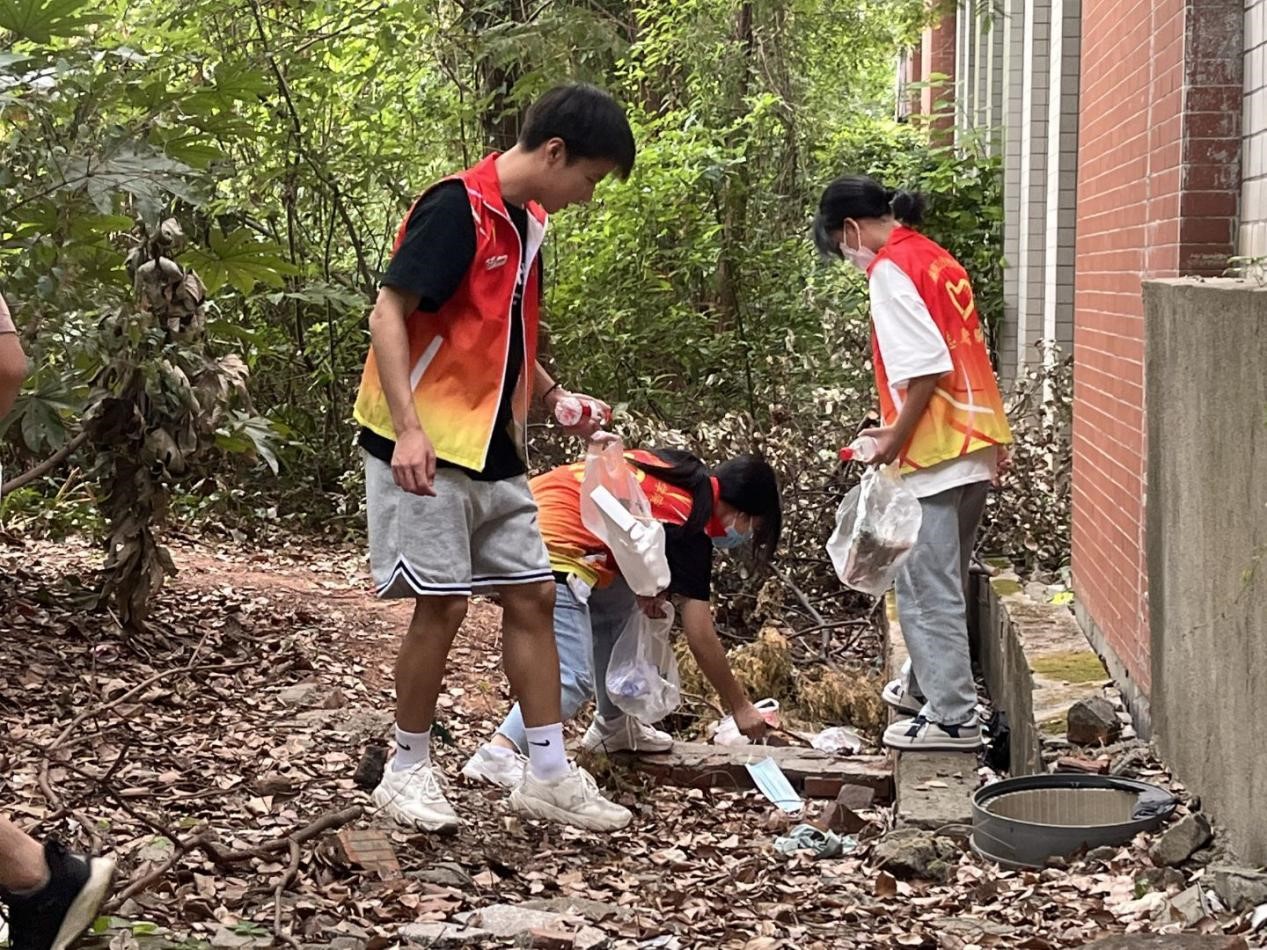 中国·MK体育（恩波利）官方网站师生参与“净滩”志愿服务活动