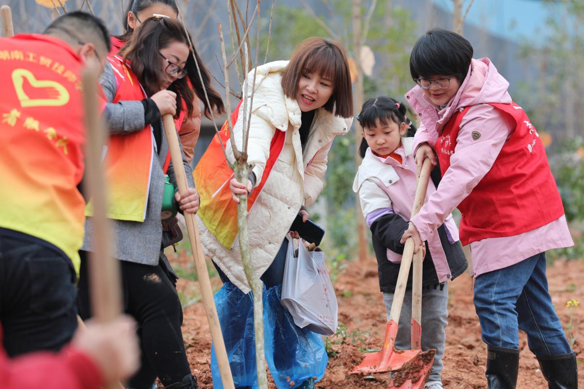 “植”此青绿 “浇”个朋友 中国·MK体育(恩波利)官方网站“8090”读书班开展义务植树活动