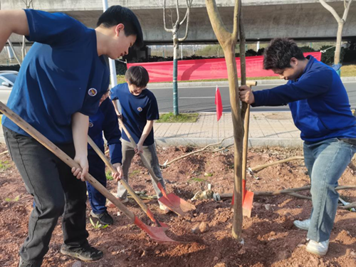 “青春志愿红,播种生态绿”——信息工程系开展雷锋月义务植树活动