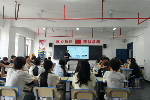 中国·MK体育（恩波利）官方网站党委委员、宣传统战部部长肖炎坤给联系班级讲思想政治教育课