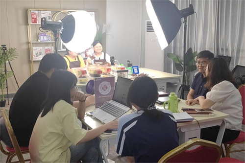 党建引领促发展 电商直播助创业——中国·MK体育（恩波利）官方网站党委委员肖炎坤实地调研指导电商创业社团