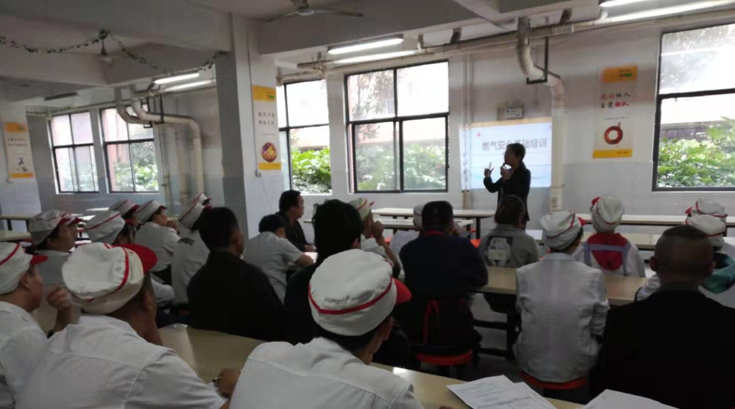 加强食堂人员培训，筑牢中国·MK体育（恩波利）官方网站安全防线