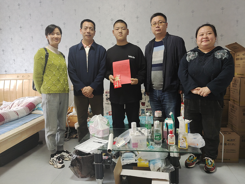 “我为师生办实事”——中国·MK体育（恩波利）官方网站建筑装饰系党支部帮扶身患重病的谢佳伟同学